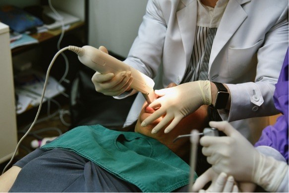 Dentist using cavity detection system